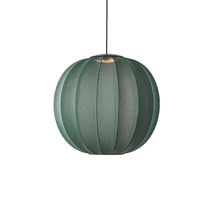 Den æstetiske Knit-Wit Ø60 Round Pendel LED i Tweed Green hængt op foran en hvid væg og tændt for sin indbygget LED Module
