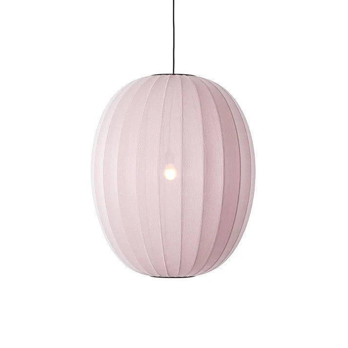 Zoomet helt ind på den unikke håndstrikket polyester lampeskærm fra Knit-Wit Ø65 High Oval Pendel i Light Pink