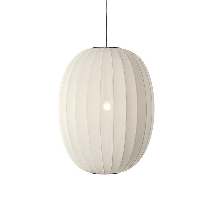 Zoomet helt ind på den håndstrikkede lampeskærm fra Knit-Wit Ø65 High Oval Pendel i Pearl White