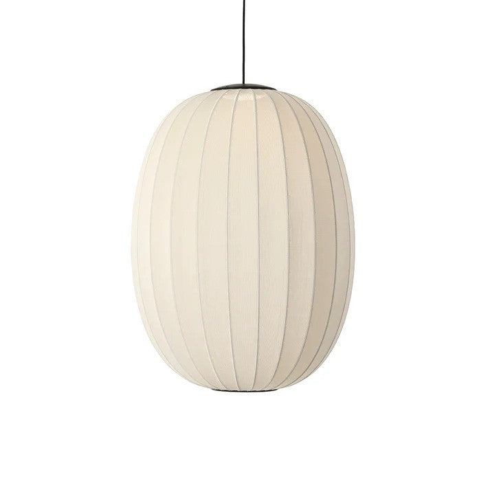 Zoomet helt ind på den æstetiske lampeskærm fra Knit-Wit Ø65 High Oval Pendel LED i Pearl White