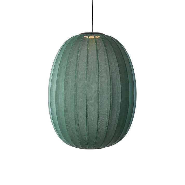 Zoomet helt ind på den unikke designet Knit-Wit Ø65 High Oval Pendel LED i Tweed Green med sin LED Module tændt for den behagelige belysning