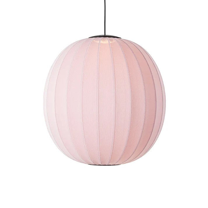 Den æstetiske Knit-Wit Ø75 Round Pendel LED i Light Pink hængt op med sin LED Module tændt