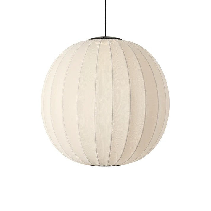 Zoomet helt ind på den æstetiske Knit-Wit Ø75 Round Pendel LED i Pearl White med sin indbygget LED Module tændt for den behagelige belysning