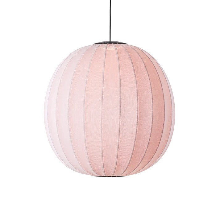 Den unikke designet Knit-Wit Ø75 Round Pendel LED i Sand Stone hængt op og tændt for sin LED Module for dens behagelige belysning