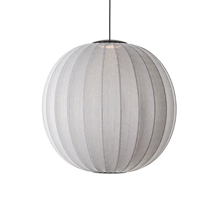 Zoomet helt ind på den æstetiske Knit-Wit Ø75 Round Pendel LED i Silver hængt op