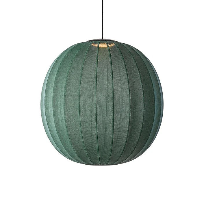 Den æstetiske Knit-Wit Ø75 Round Pendel LED i Tweed Green hængt op og tændt for sin LED Module for et behagelige belysning i hele rummet
