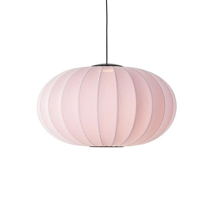 Knit-Wit Ø76 Oval Pendel LED i Light Pink med sin LED Modul tændt for dens behagelige og varme belysning i hele rummet