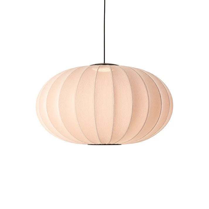 Den unikke og skandinaviske designet Knit-Wit Ø76 Oval Pendel LED i Sand Stone hængt op og tændt for sin LED Module for dens behagelige belysning