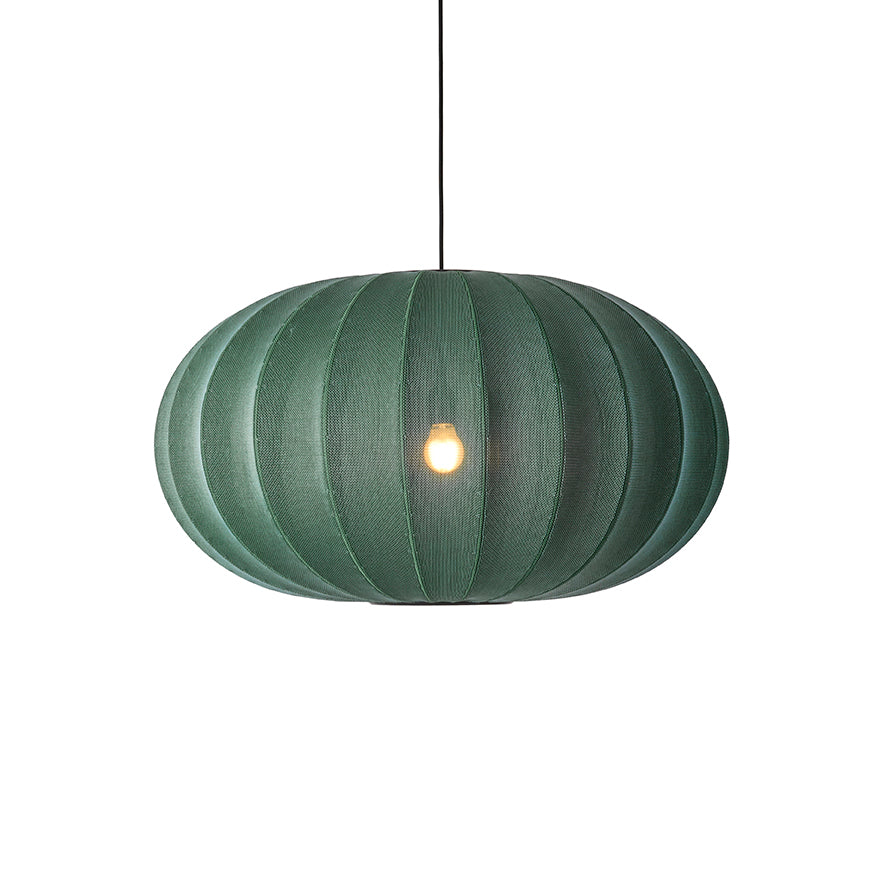 Den unikke designet Knit-Wit Ø76 Oval Pendel i Tweed Green med en E27 pære iført og tændt for den varme og behagelige belysning i hele rummet