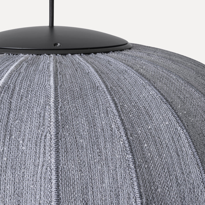 Zoomet helt ind på den unikke lampeskærm fra Knit-Wit Ø45 Anniversary Pendel LED i Silver Glitter