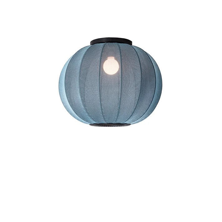 Den unikke Knit-Wit Ø45 Round Loftslampe i Blue Stone hængt op med en E27 pære