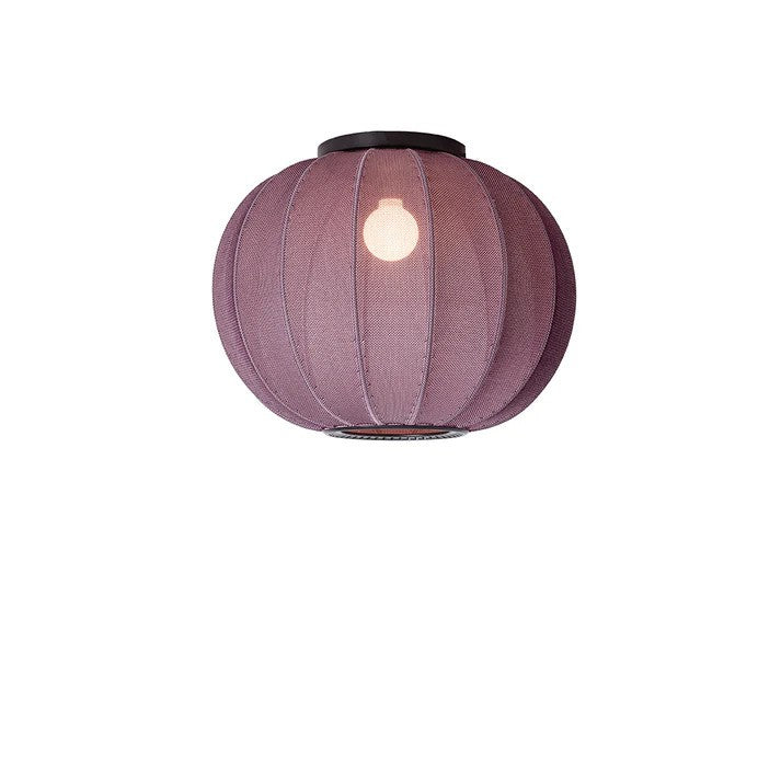 Den unikke Knit-Wit Ø45 Round Loftslampe i Burgundy hængt op og iført en E27 pære