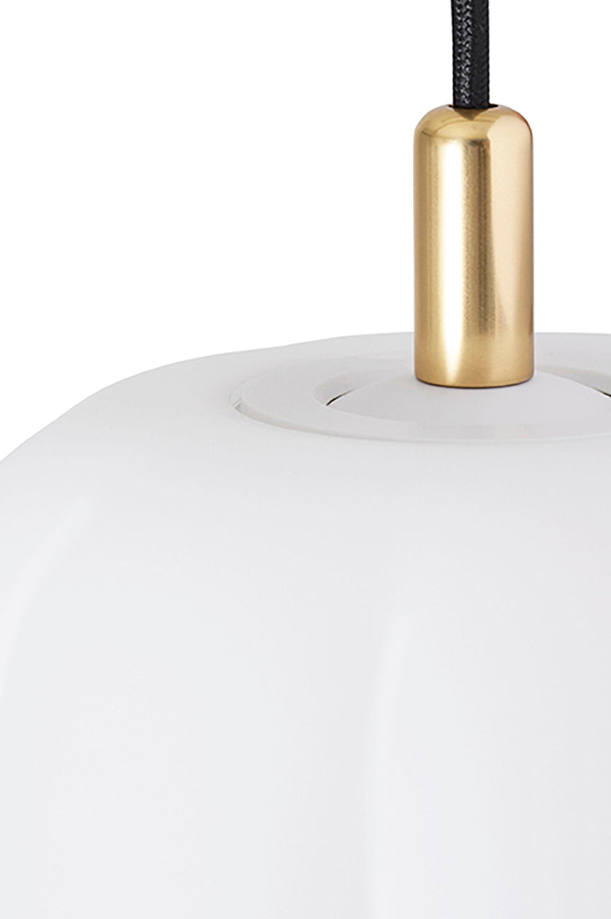 Zoomet helt ind på toppen af lampeskærm fra Pepo Small Ø20 Pendel i Hvid/Messing