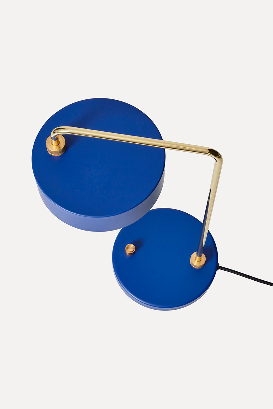 Oppe fra vinkel på den æstetiske Petite Machine Bordlampe i Royal Blå