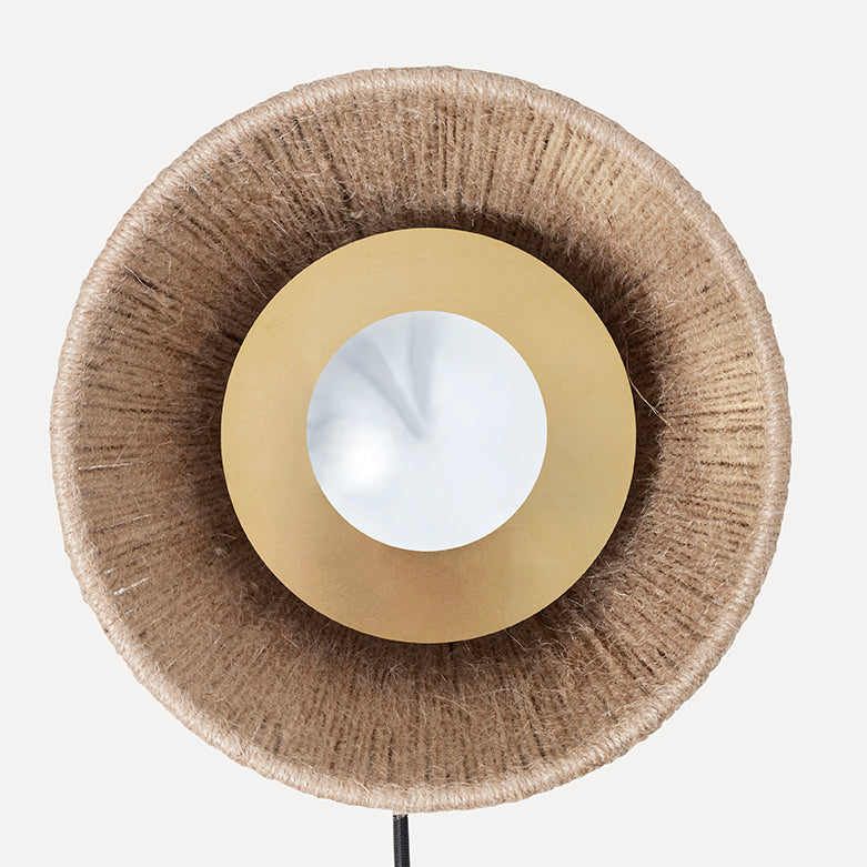 Zooomet helt ind fra fronten på Ro Væglampe Open i Jute med dens unikke design og behagelige belysning