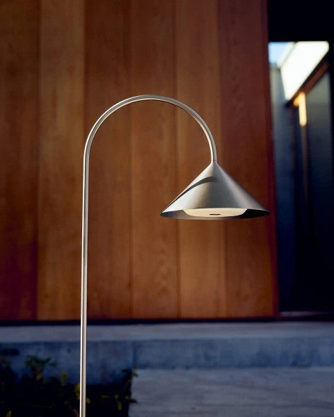 Zoomet helt ind på den unikke designet Grasp Garden Spear i Brushed Stainless Steel
