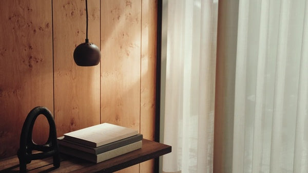 Frandsen Ball Pendant Ø12 Walnut ophængt over et bord