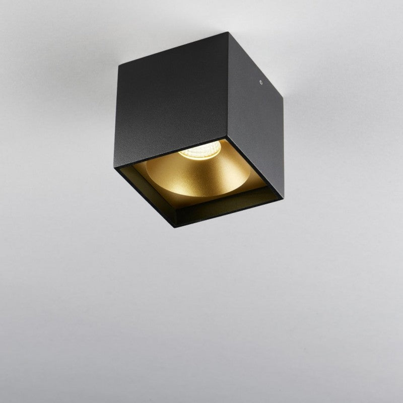 Solo Square Sort/Guld LED 3000K set fra siden