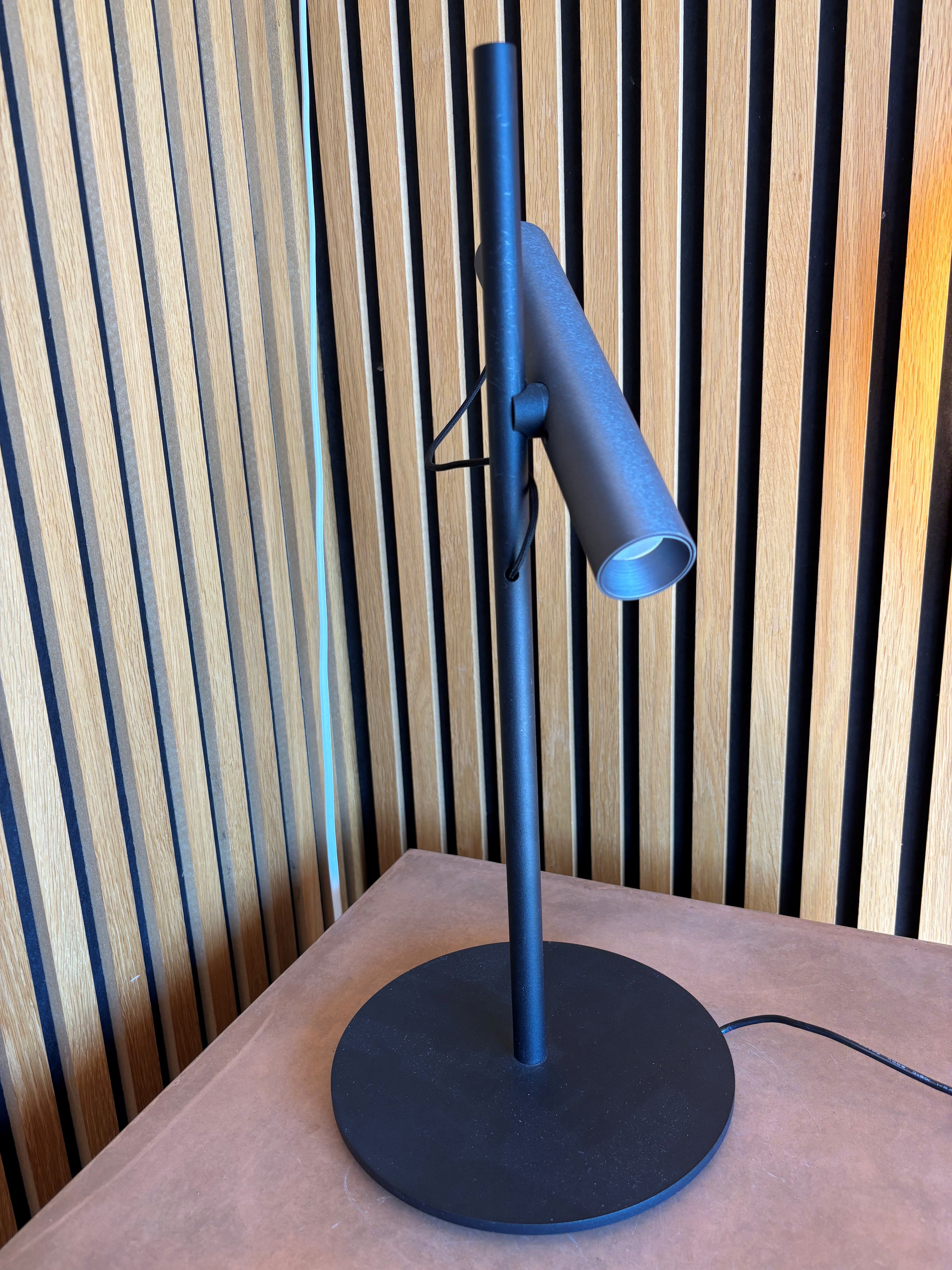 Spirit T1 Bordlampe Sort/Titanium - DEMO