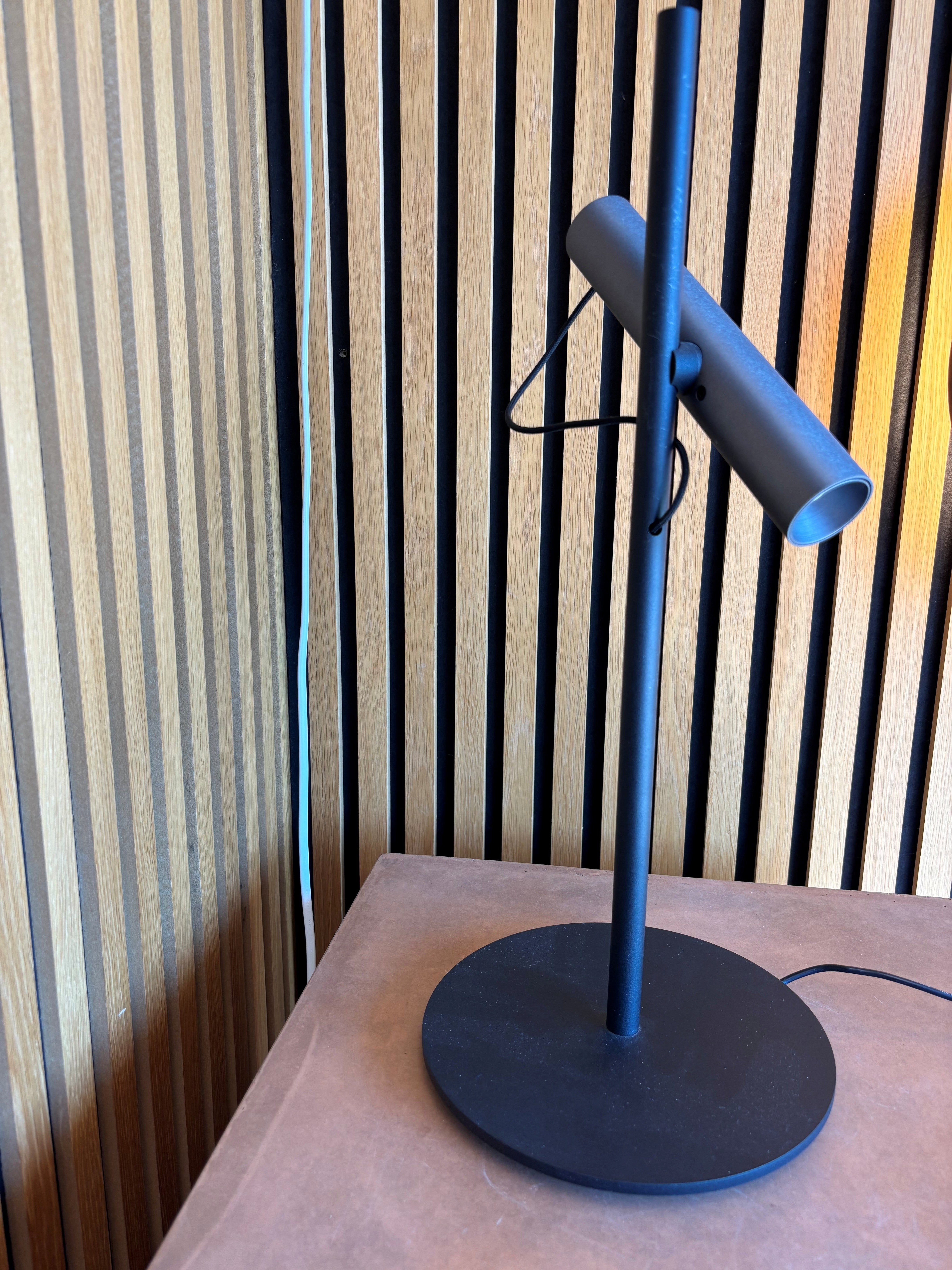 Spirit T1 Bordlampe Sort/Titanium - DEMO