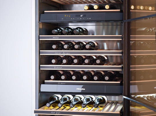 De smukke træhylder i et Miele vinkøleskab
