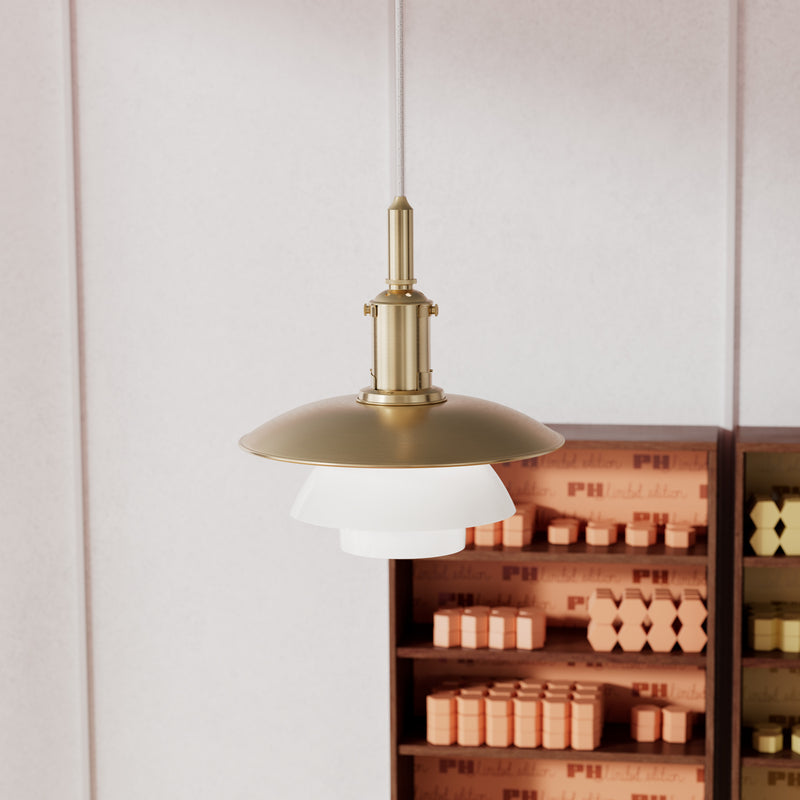 Smuk og klassisk messing pendel lampe designet af Poul Henningsen