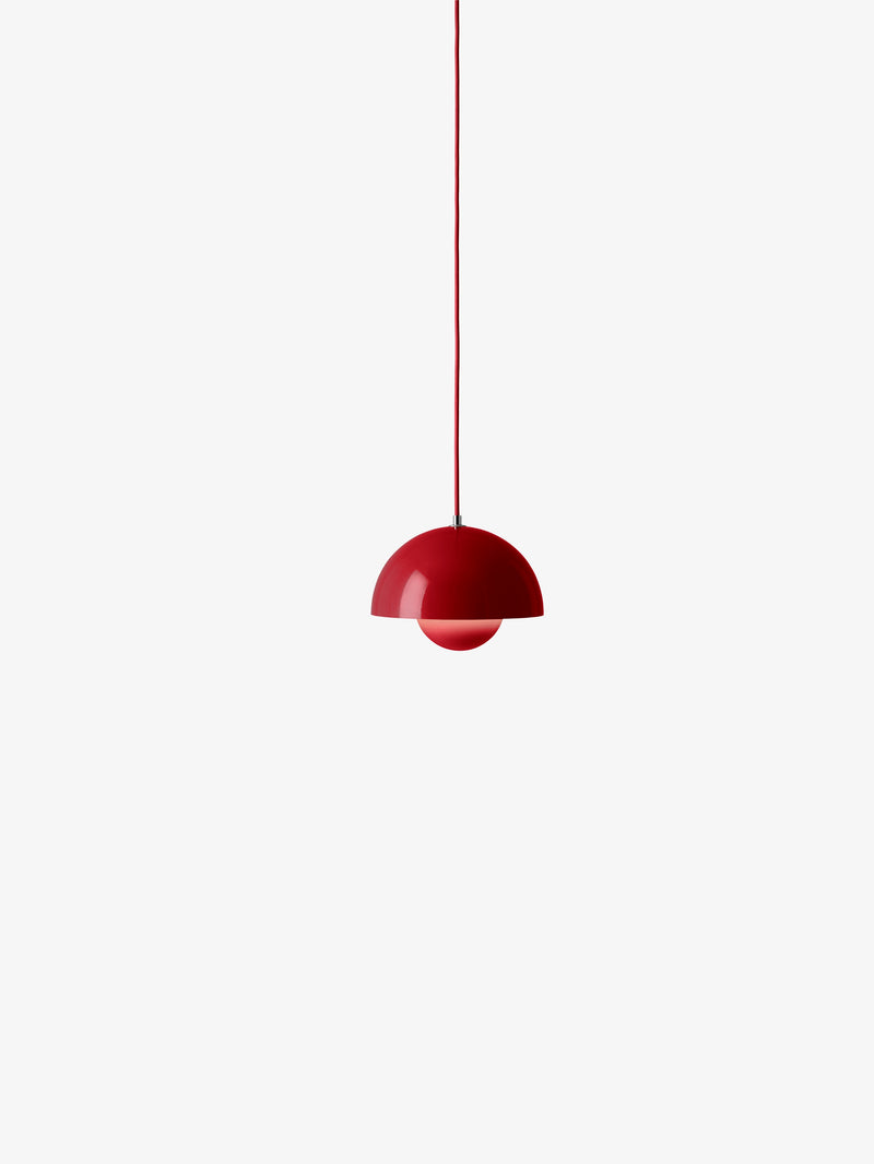 Flowerpot pendel i en flot rød nuance Vermilion red.