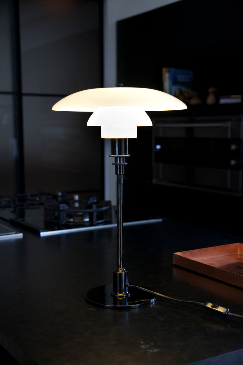 Poul Henningsen lampe på et køkkenbord