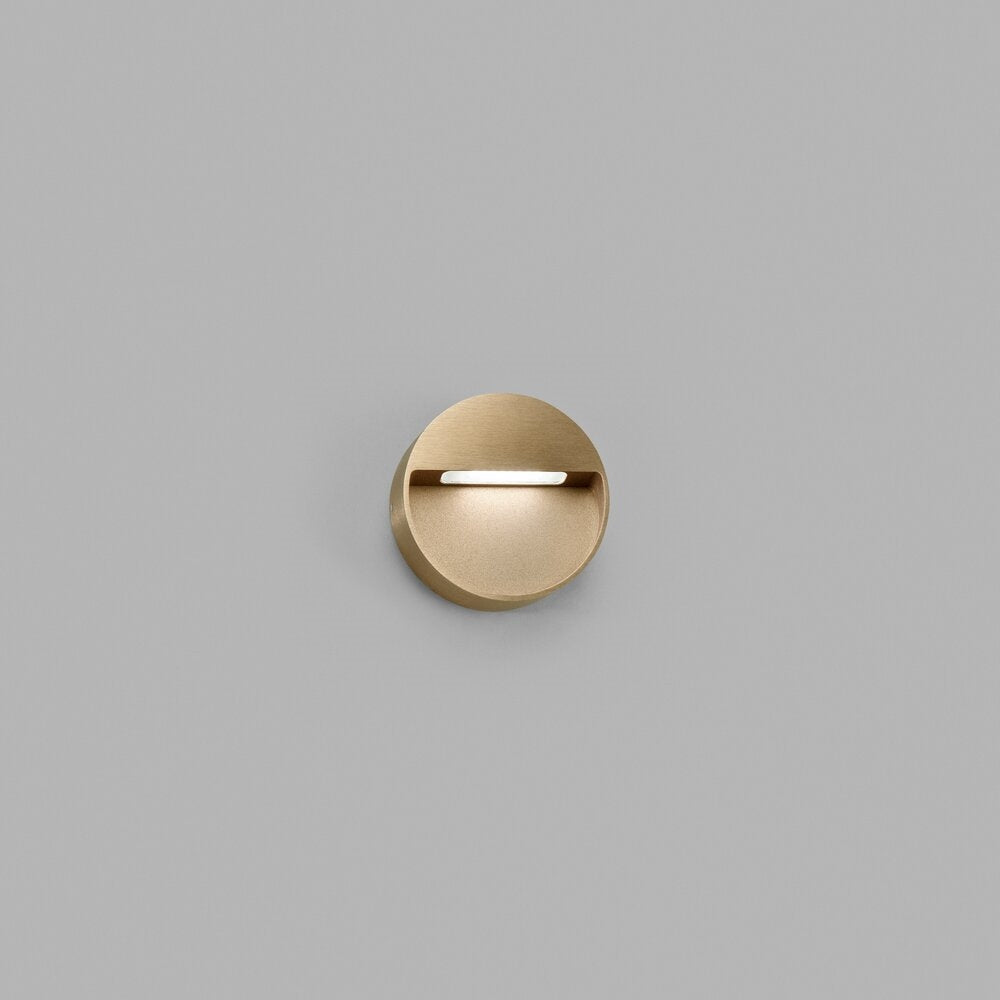 10 centimeter bred væglampe i messing fra Light-Point