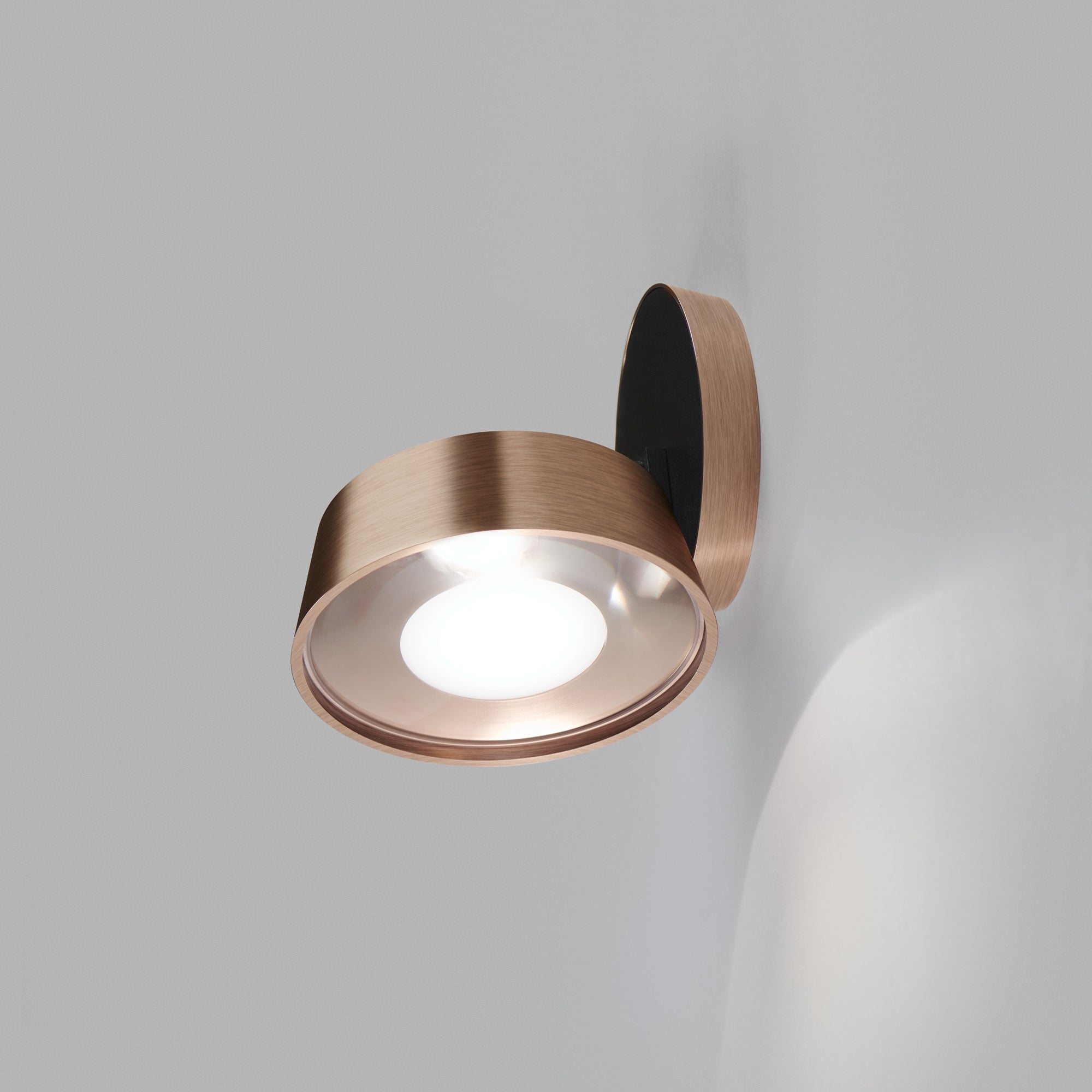 Rosegold spotlampe i VANTAGE serien placeret på veggen