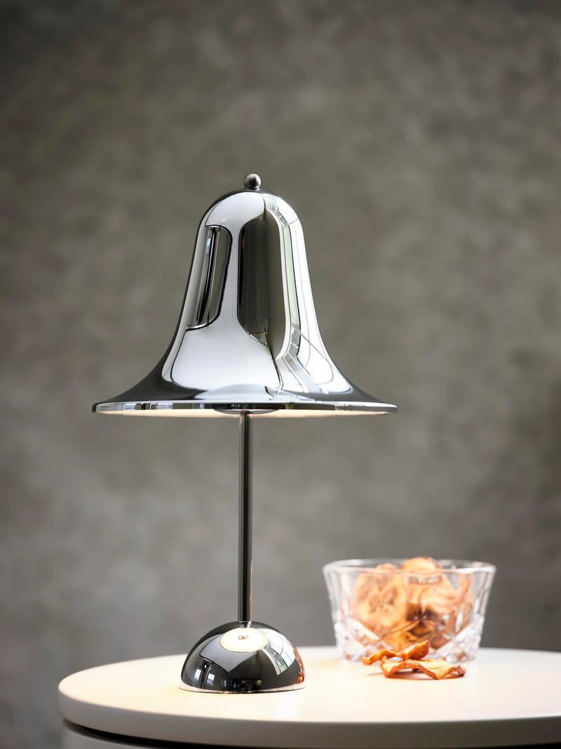 Elegant Verpan Pantop Portable lampe på et bord