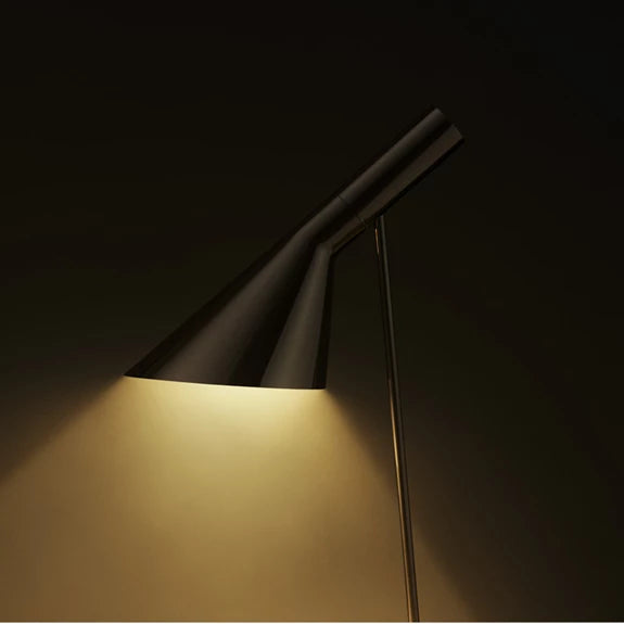 Arne Jacobsen bordlampe i sort på tilbud