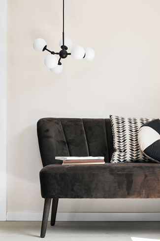 Atom Lysekrone Opal Ø45 Halo Design over en sofa