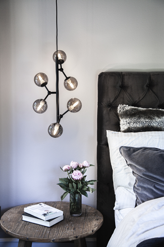 Halo Design ATOM VERTICAL G9 SMOKE ved en seng