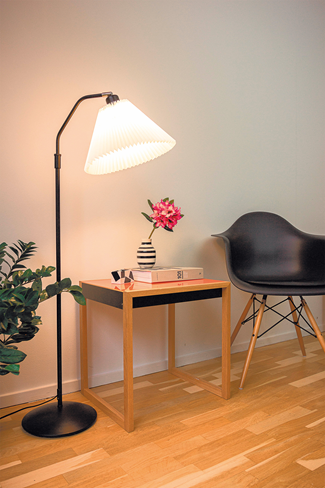 Halo Design berlin sort gulvlampe i en stue med trægulv