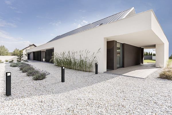 Antidark udendørslamper ved et stort flot hvidt hus