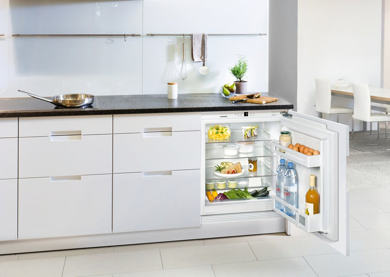Indbygget lille liebherr køleskab i køkken