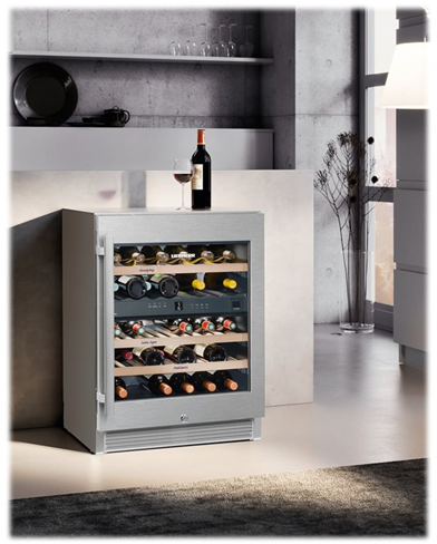 Liebherr vinkøleskab i en gråt køkken med flot stil