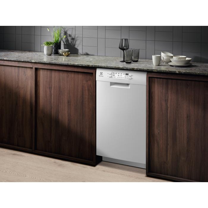 Hvid smal Electrolux opvaskemaskine i et træ køkken