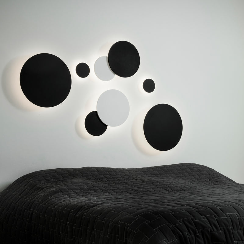 Sorte og hvide light-point lamper i et soveværelse