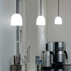 3 stk. Piet Hein Super 115 pendler i et køkken