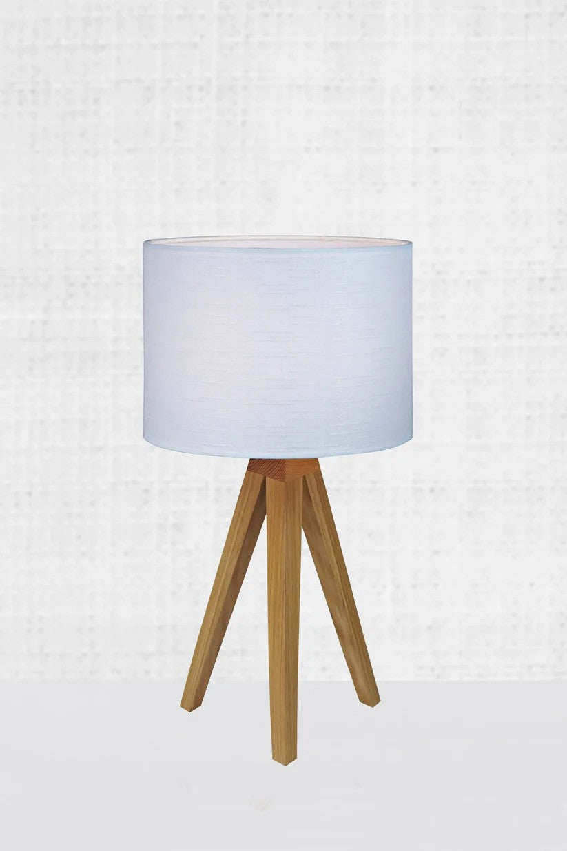 Kullen Bordlampe i Eg/Hvid 22,5cm med baggrund for kontrasten