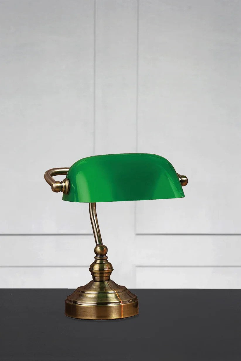 Bankers Bordlampe i Grøn 25cm placeret op af en væg for en god kontrast