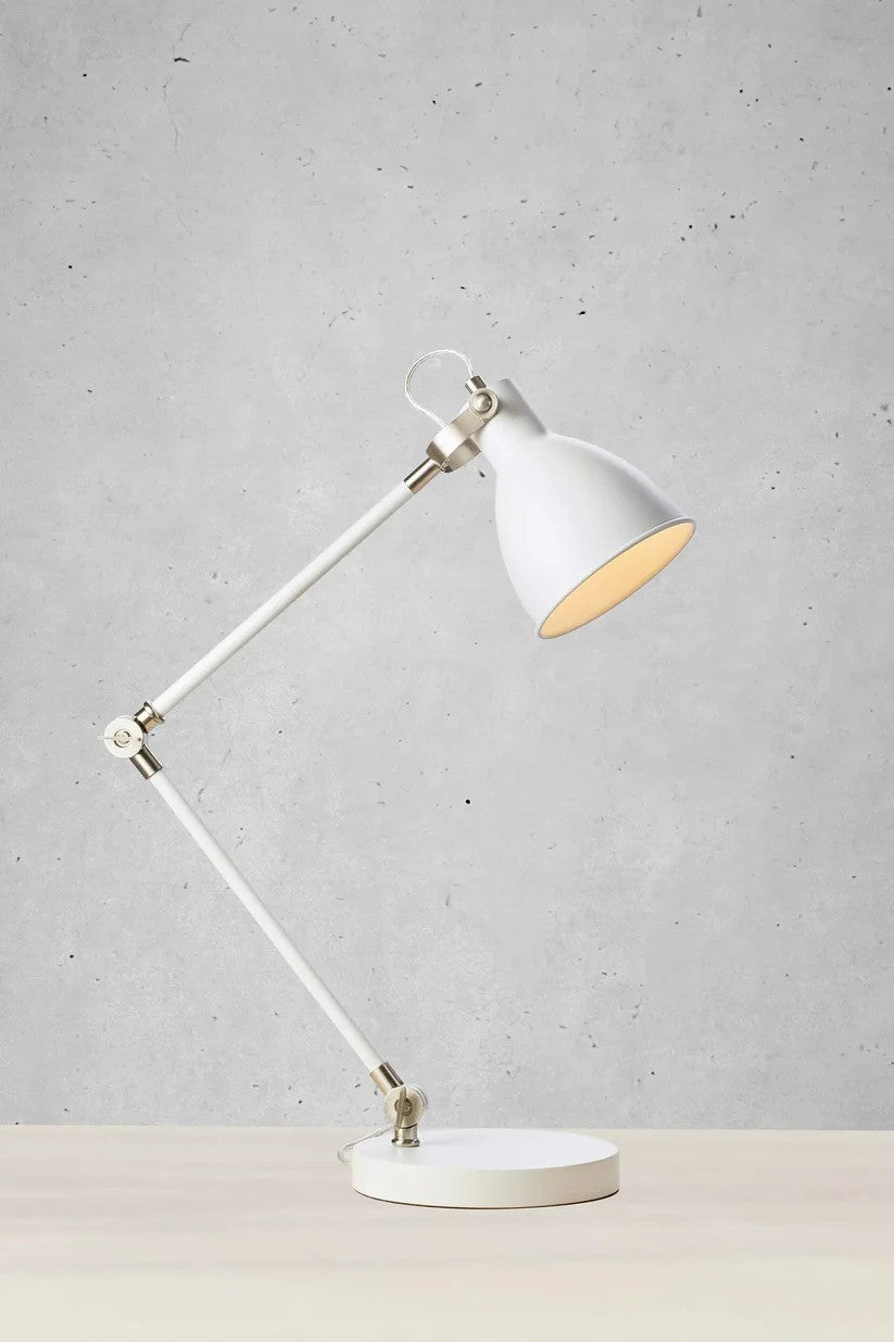 Sidevinkel på Markslöjd's House Bordlampe 1L i Hvid