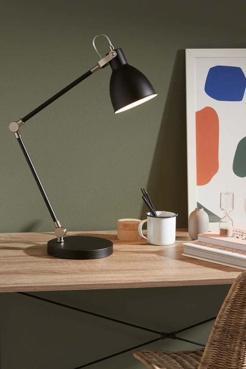 House Bordlampe 1L i Sort placeret på læsebordet for det behagelige lys