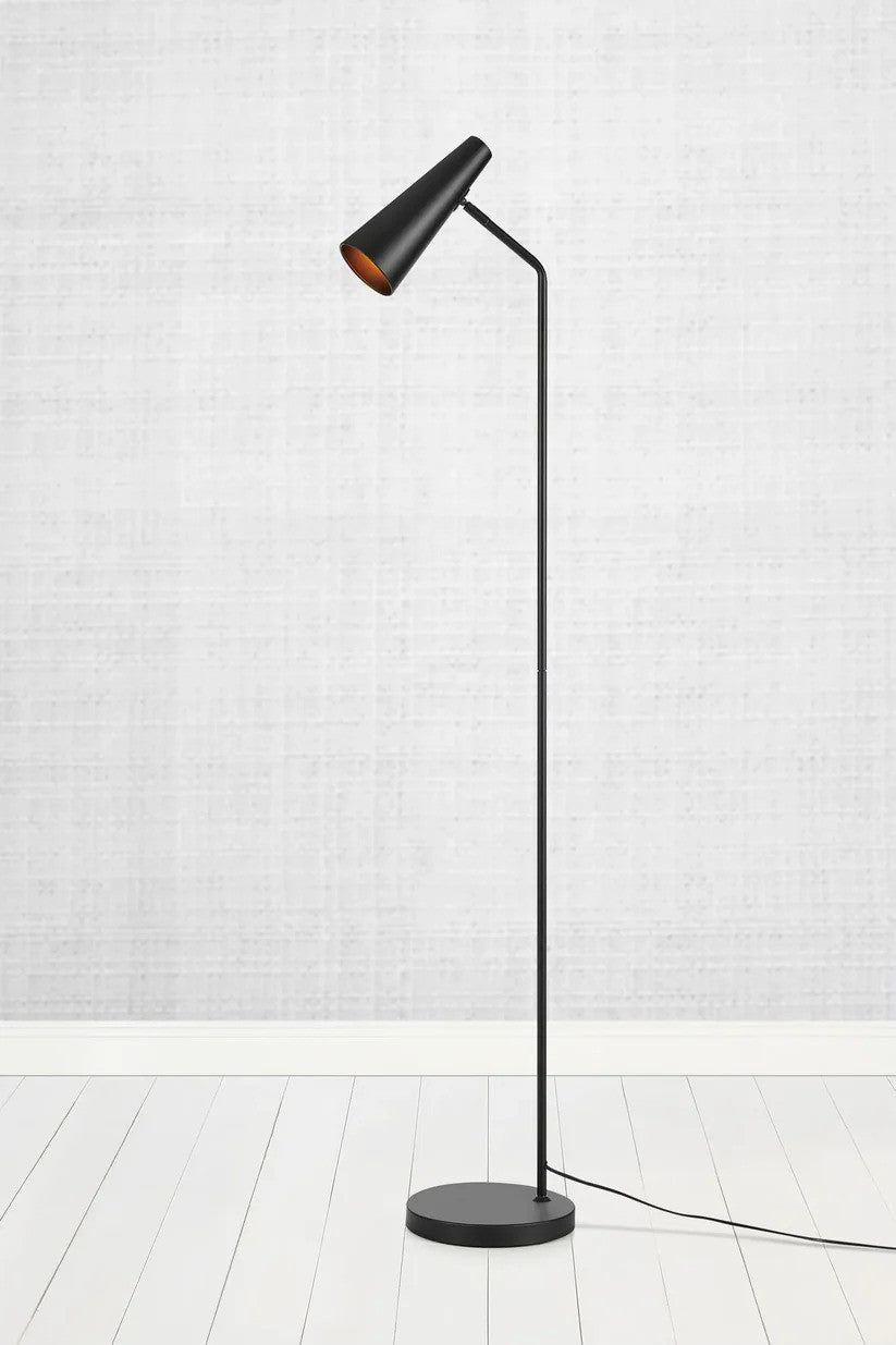 Peak Gulvlampe i Sort stillet op imod væggen for den flotte kontrast af den elegante og stilfulde designet gulvlampe