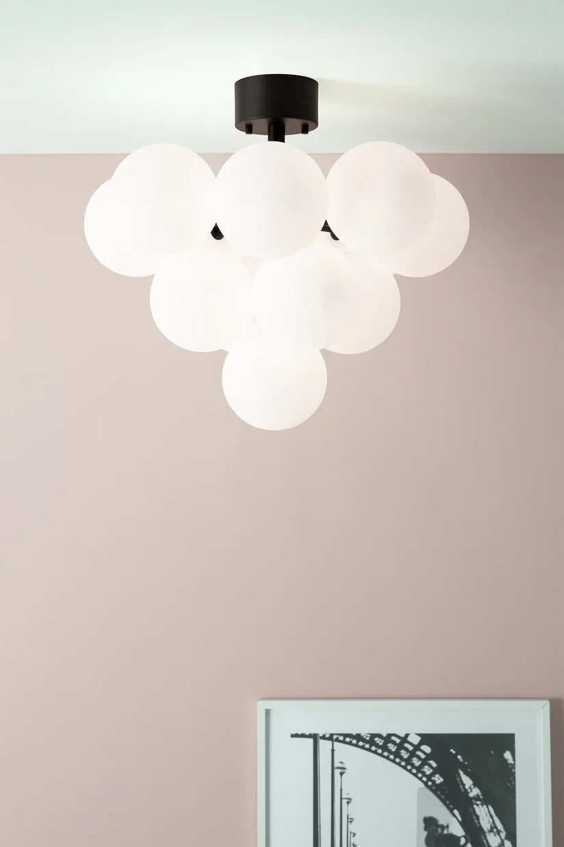 Merlot Plafond 13L i Sort hængt op i stuen for det elegante look og behagelige lys