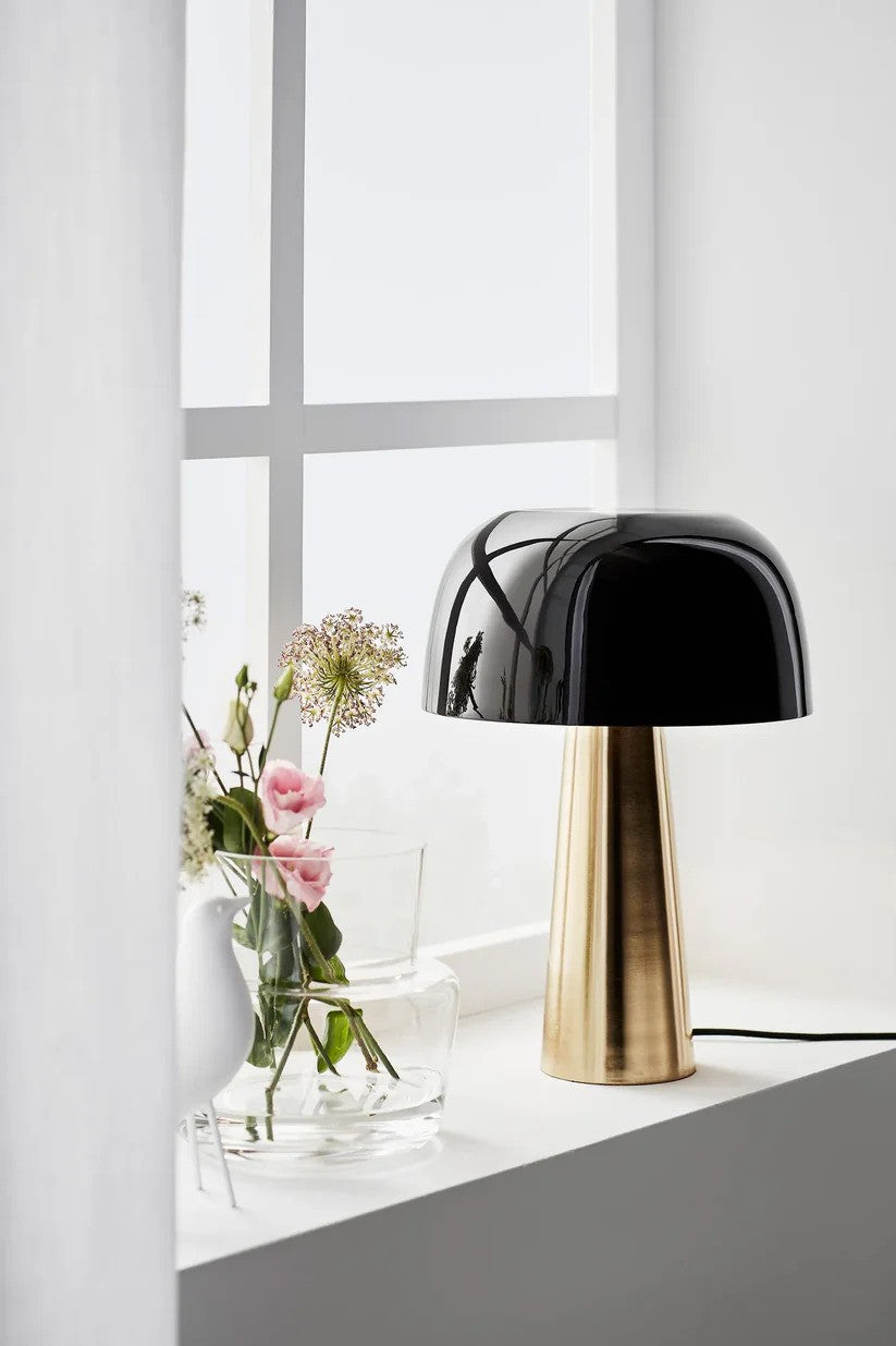 Blanca Bordlampe i Bronze/Sort placeret i vindueskammen for det elegante look
