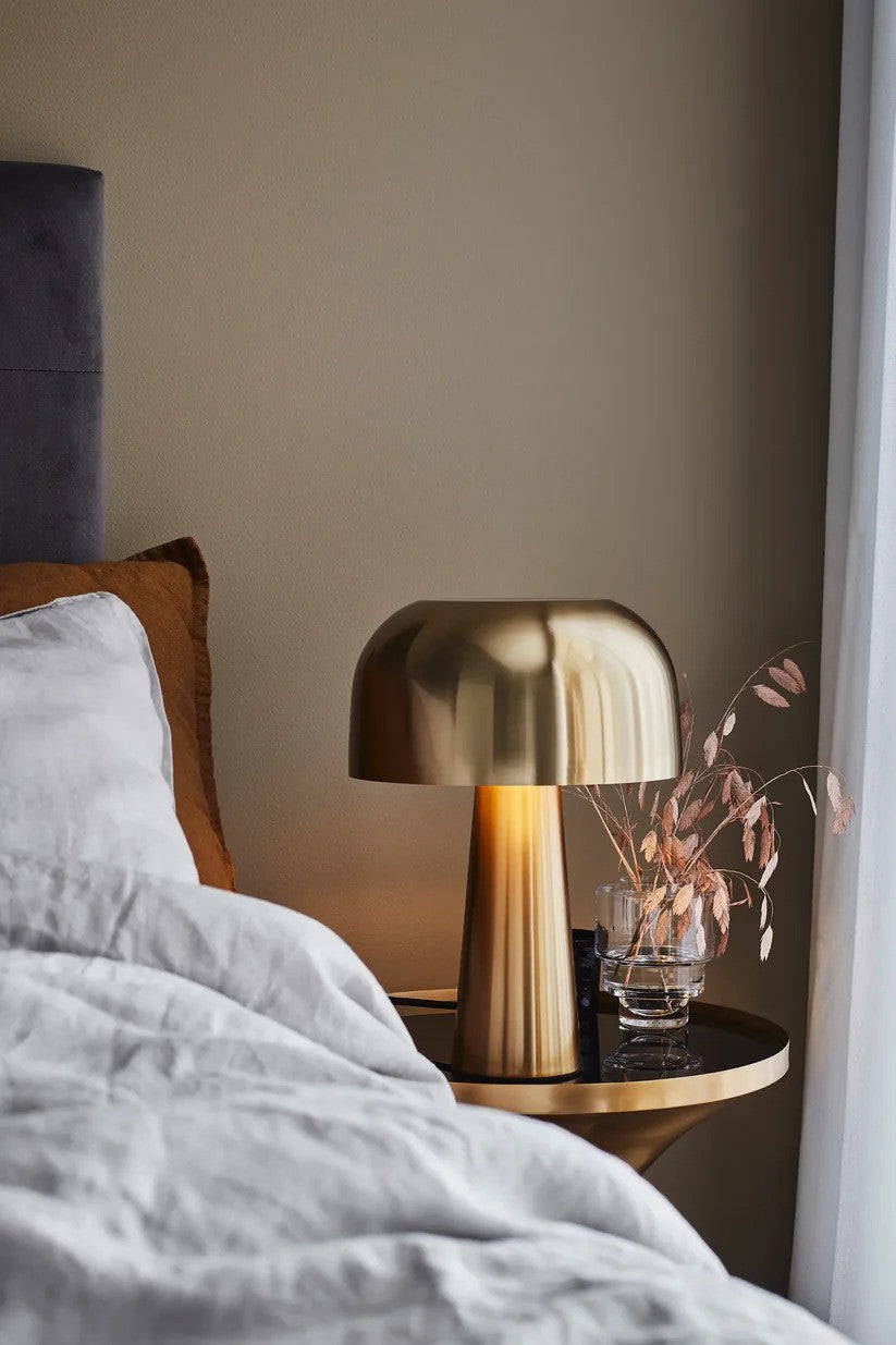 Markslöjd's elegante Blanca Bordlampe i Bronze placeret på sengebordet