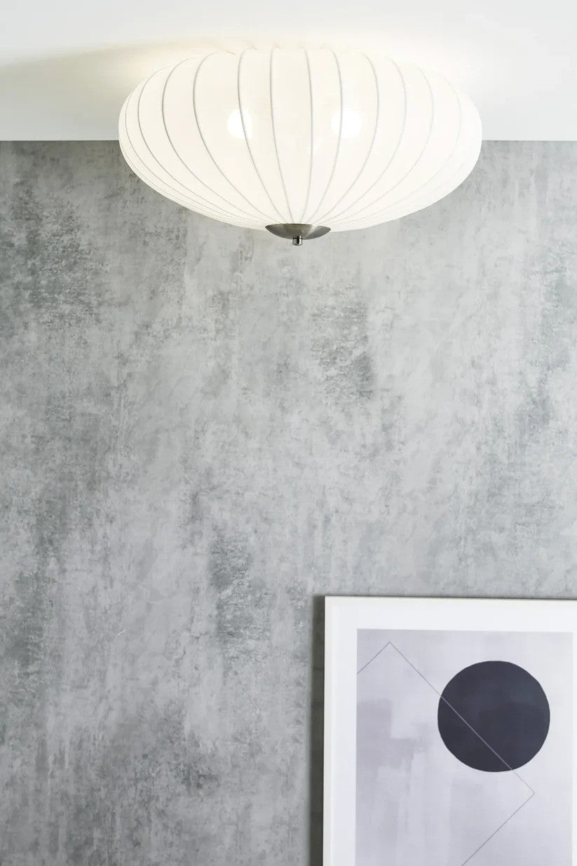 Den æstetiske pendel lampe fra Markslöjd Mist Indbygget Pendel 3L i Hvid hængt op i loftet for det elegante look og behagelige lys